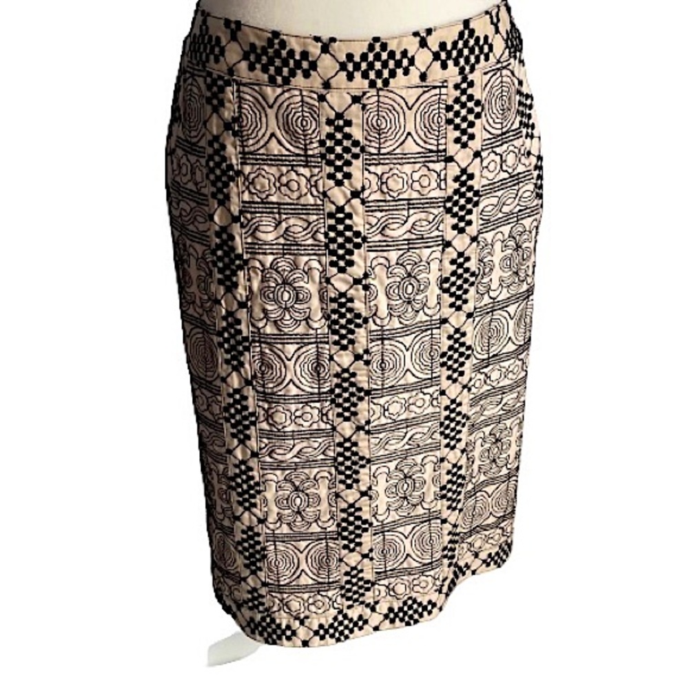 Nanette Lepore Bergdorf Goodman Embroidered pencil skirt, size 8; Lt cream/black